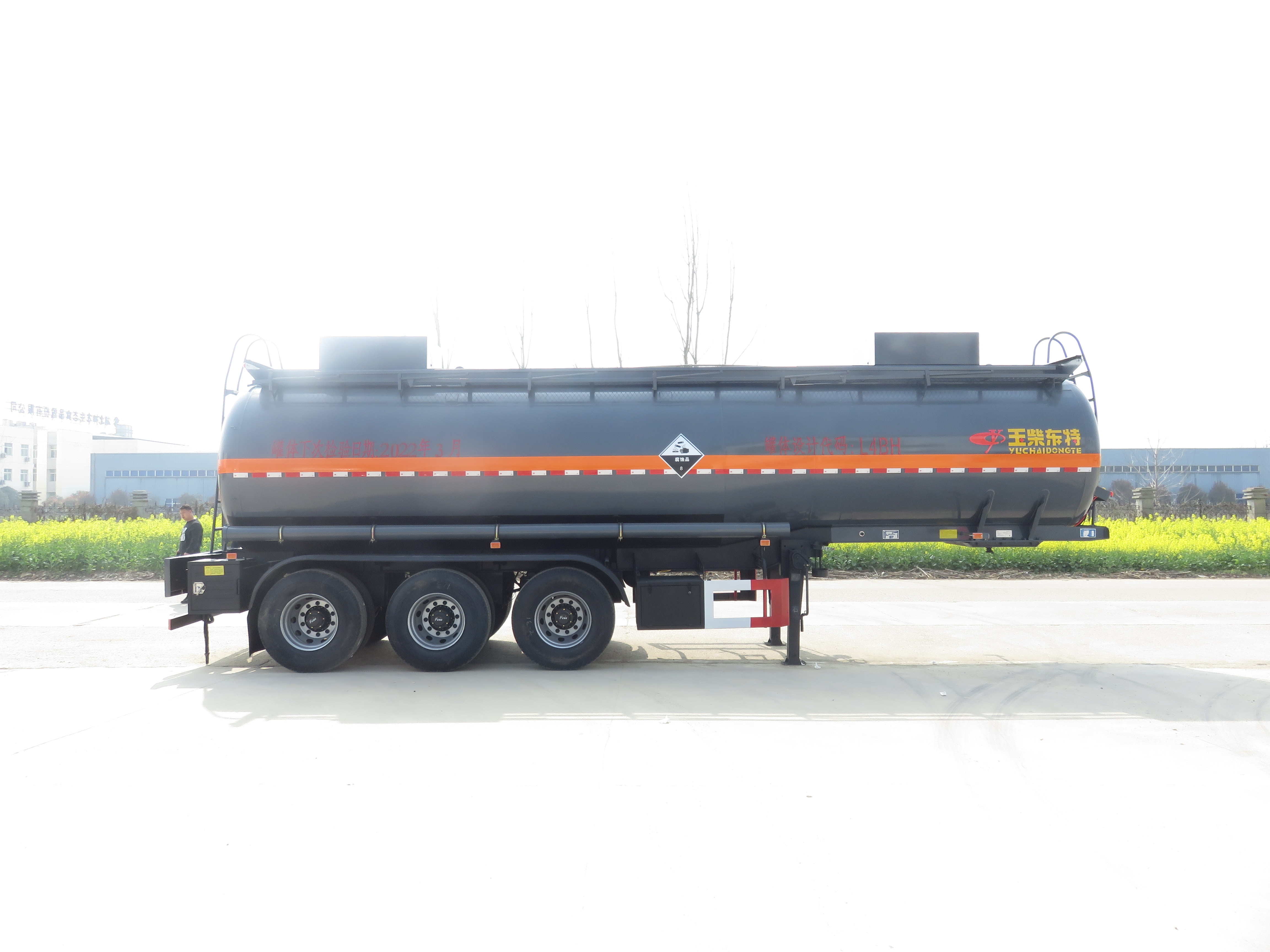 特運(yùn)牌DTA9403GFW型腐蝕性物品罐式運(yùn)輸半掛車(chē)
